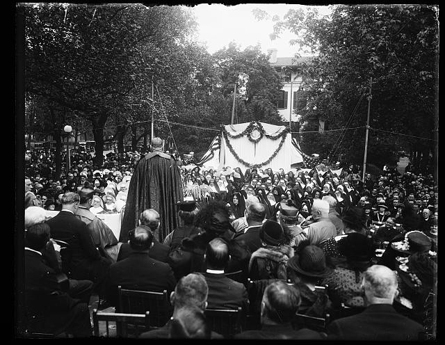 Photo:religious service? Outdoor