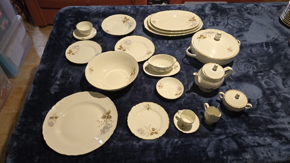Richard Ginori - Very Rare Italian Gold Trimmed Rose Accent Porcelain Dinner Set
