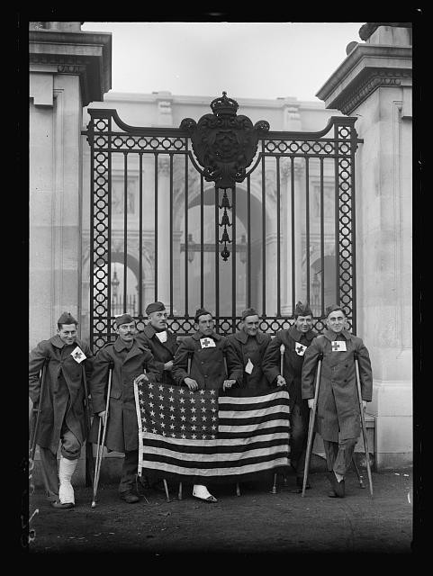Photo:London Marble Arch U.S. Soldiers on Crutches 1917-1919