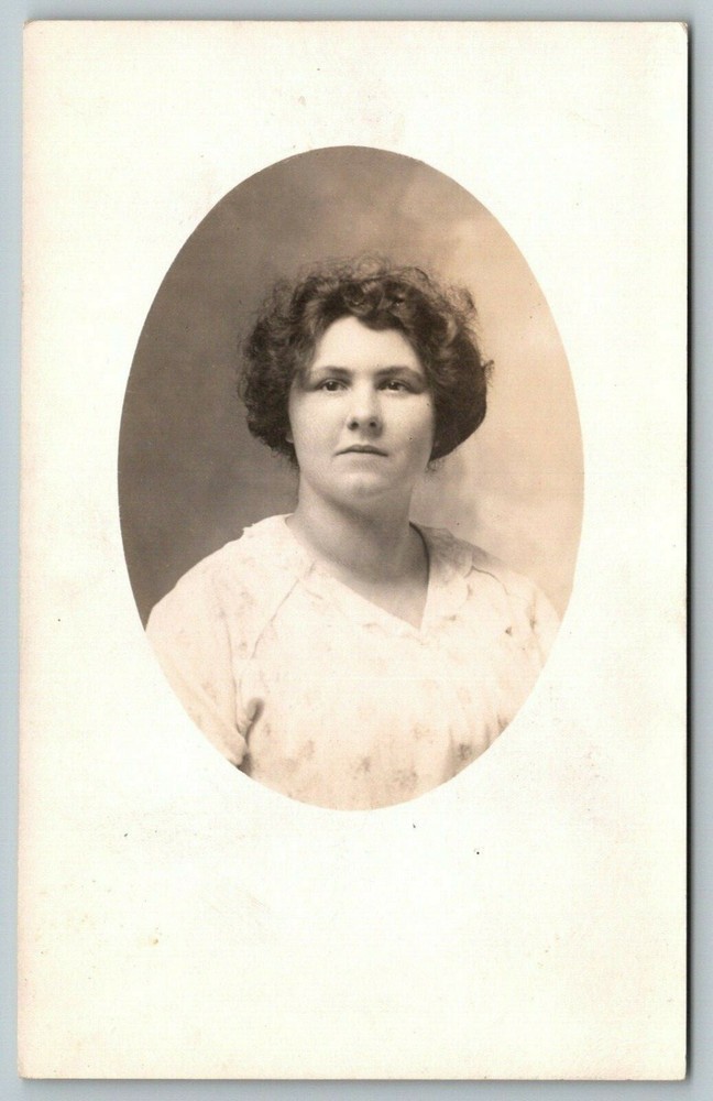 Oelwein Iowa~Young Lady Oval Portrait~Roe Studio~c1910 Real Photo Postcard~RPPC