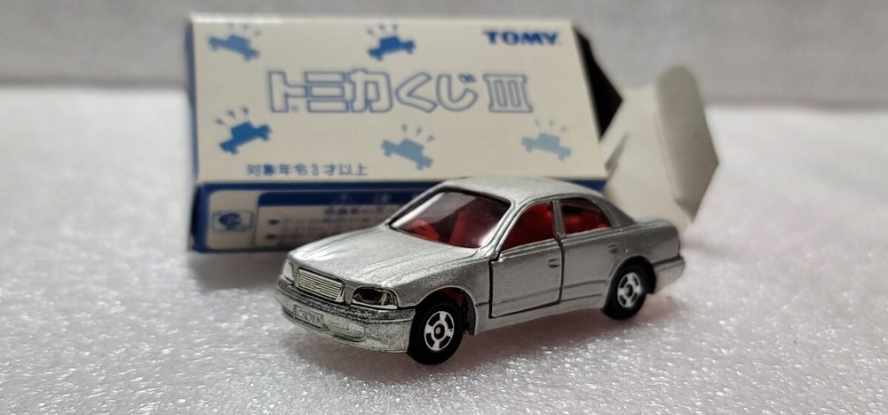 Takara Tomy Tomica Toyota Crown Majesta Mini Car