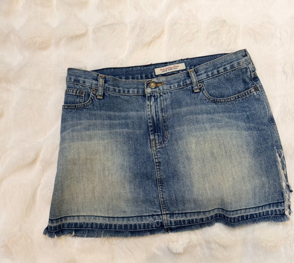Abercrombie & Fitch Denim Mini Skirt Women’s Size 6 Blue Distressed Raw Hem