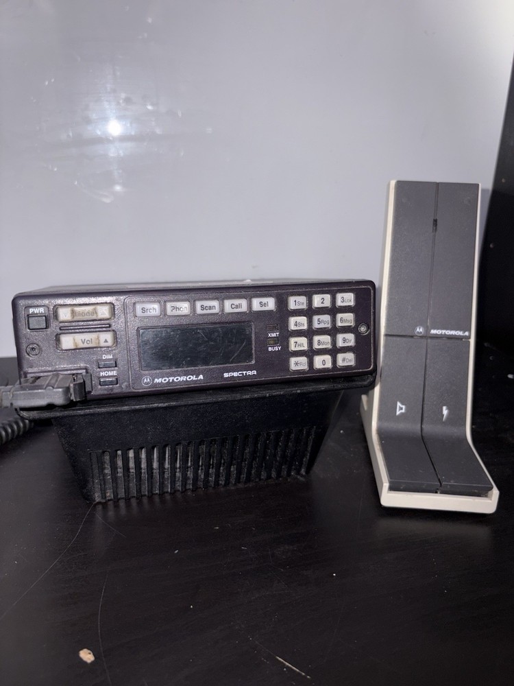 Motorola Spectra Mobile Radio w/ Desk Mic Untested