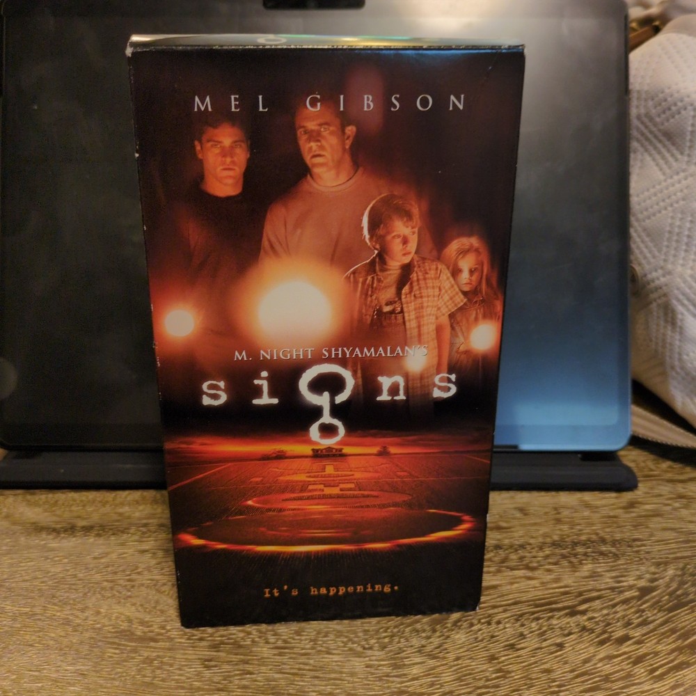 Signs VHS Tape 2002 M. Night Shyamalan Mel Gibson Joaquin Phoenix