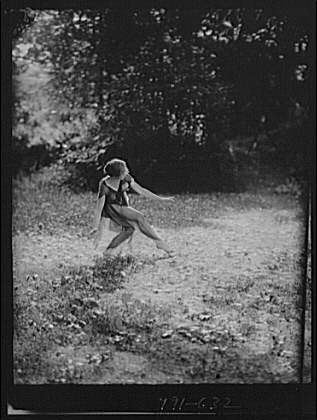 Florence Noyes dancers,performances,women,fabrics,outdoors,g,Arnold Genthe,1915