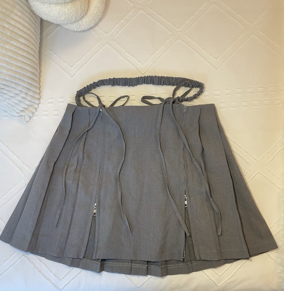 Pleated Mini Skirt with front zippers size S