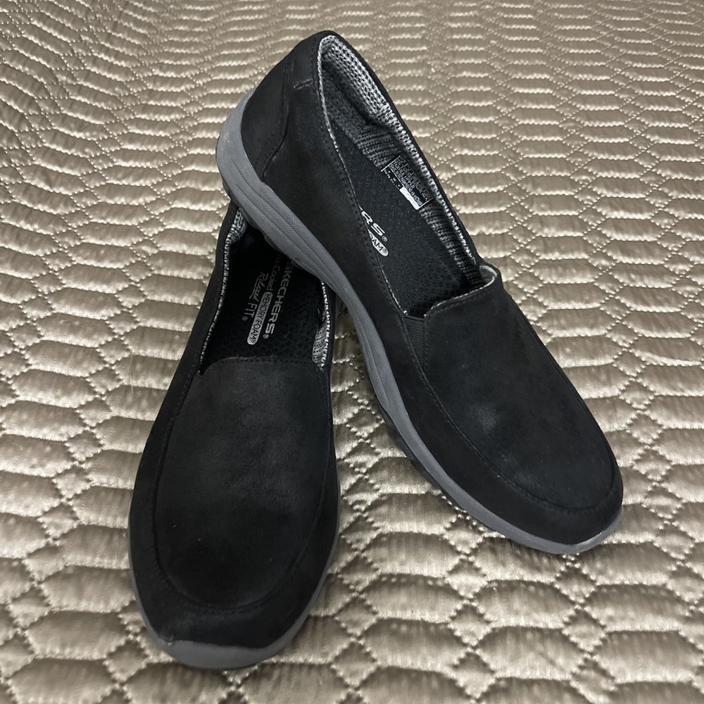 skechers women’s 9 relaxed fit memory foam black suede shoes. excellent cond