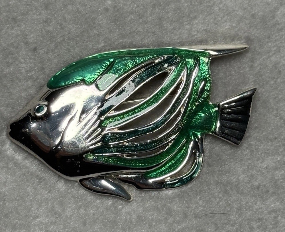Vintage Green Enamel Silver Fish Pin or Brooch - Unsigned 💚🩶💚