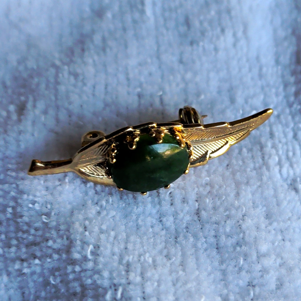 Gold Tone Metal Leaf Brooch Lapel Pin Oval Green Stone Prong Set 1 Gem