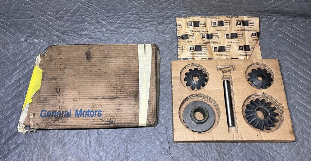 NOS OEM GM 26019852 8.5” 10 Bolt Differential Kit