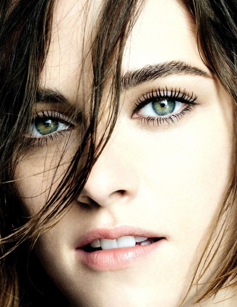 Kristen Stewart in an 8
