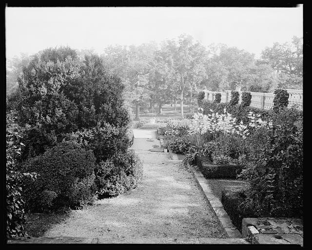 Photo:Oatlands Leesburg Virginia 1930s Garden Path Estate