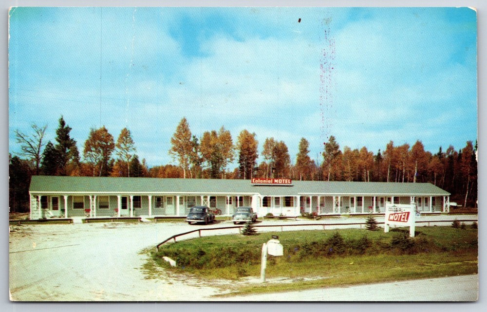 Roadside~Manistique Michigan~Colonial Motel Sign & Entrance~Vintage Postcard