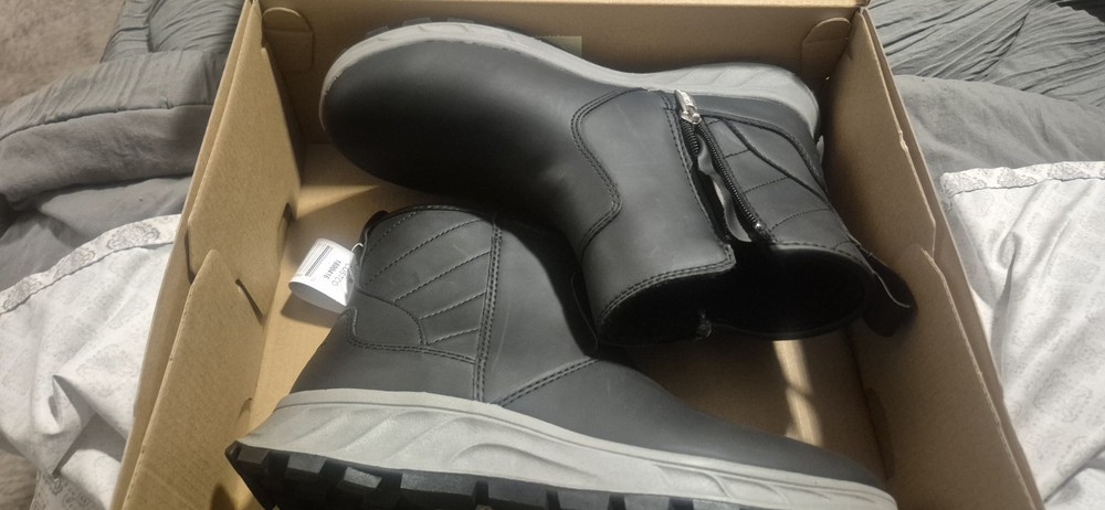 Comfortable Khombu Women's All Weather Memory Foam Water Repellant Boots Size 8