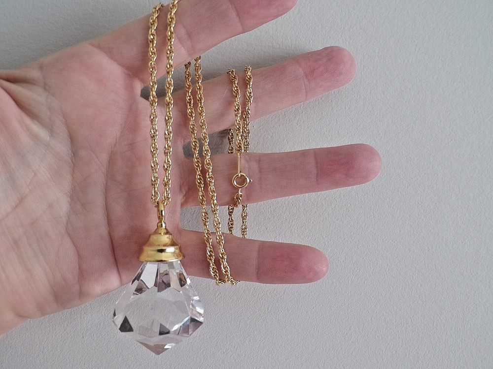Vintage Gold Tone Clear Lucite Acrylic Faux Diamond Crystal Pendant Necklace 28