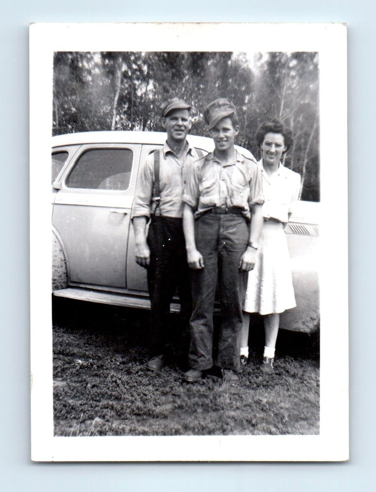 Old Vintage Photo TRIO MEN WOMAN STANDING BY CLASSIC CAR ORIGINAL SNAPSHOT