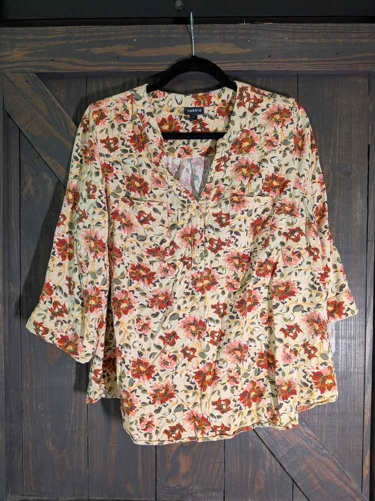 Torrid Women's Size 1 Harper Blouse Buttons V-Neck Pockets Floral 3/4 Sleeve
