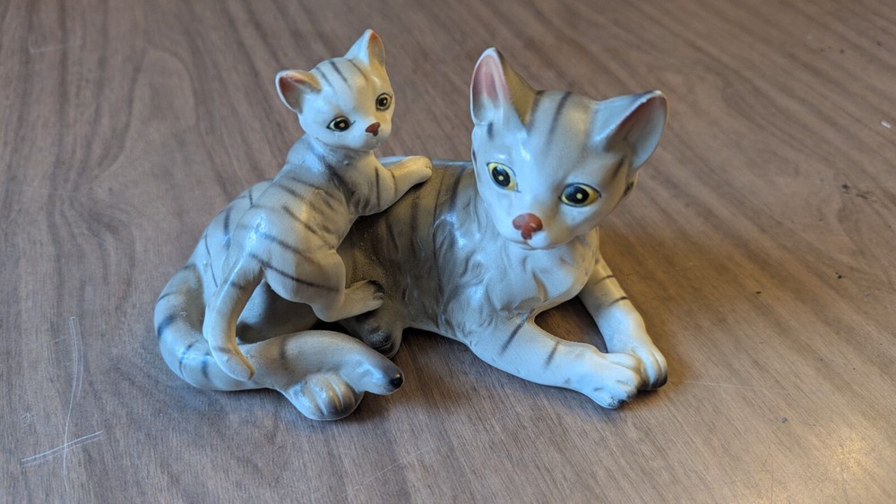 Vintage NATIONAL POTTERIES JAPAN Cat & Kitten Porcelain Figurine 6 x 4