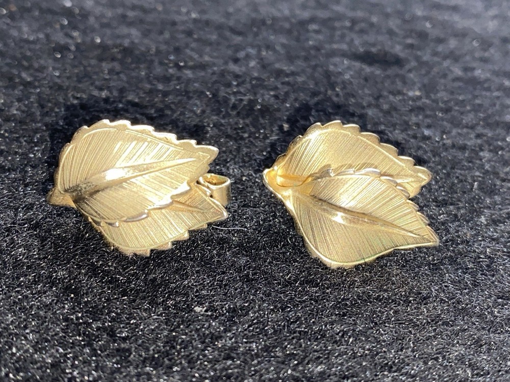 Classic 1960s Vintage Giovanni Gold Tone Double Leaf Earrings Clip On