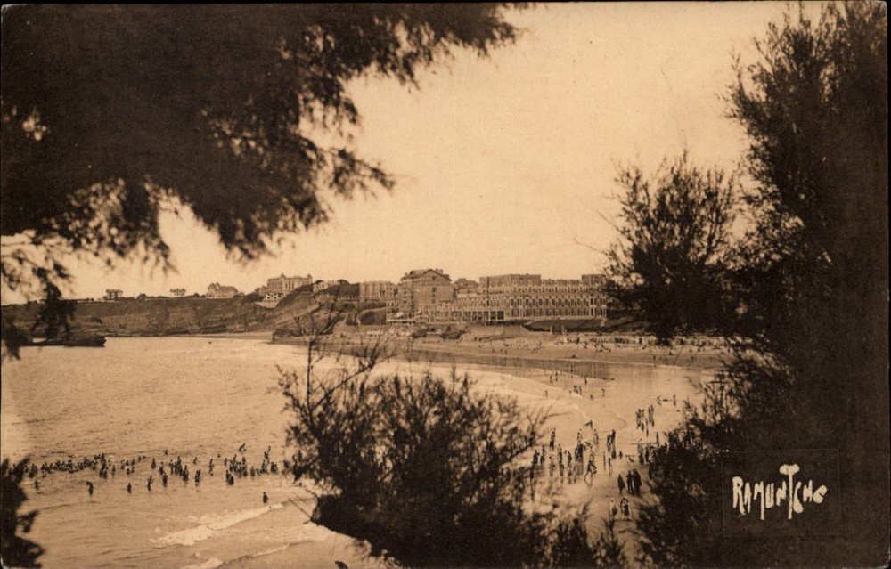 Beach Biarritz France vintage postcard s817