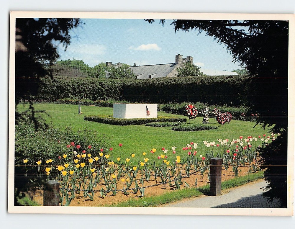 Postcard Franklin D. Roosevelt Grave And Monument Hyde Park New York USA