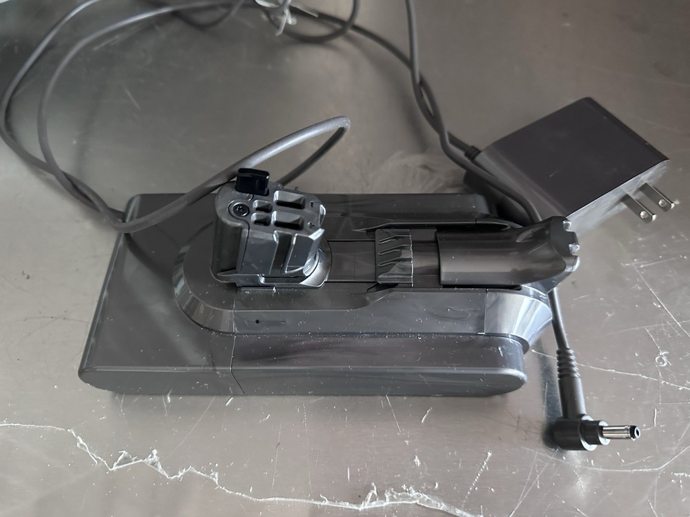 Genuine Dyson 7 Cell Battery And Charging Cable