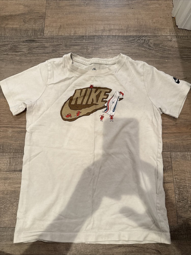 Boys Nike Graphic T-Shirt Size Medium