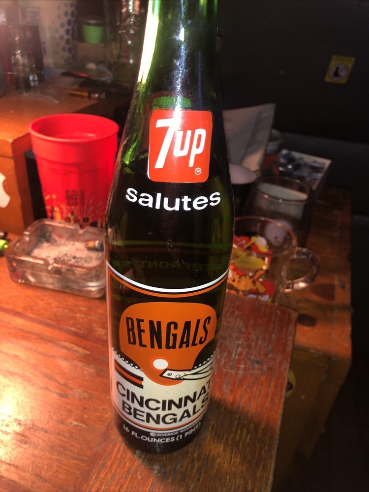 7up Commemorative 1974 Salutes Cincinnati Bengals 16oz Green Soda Bottle Vintage