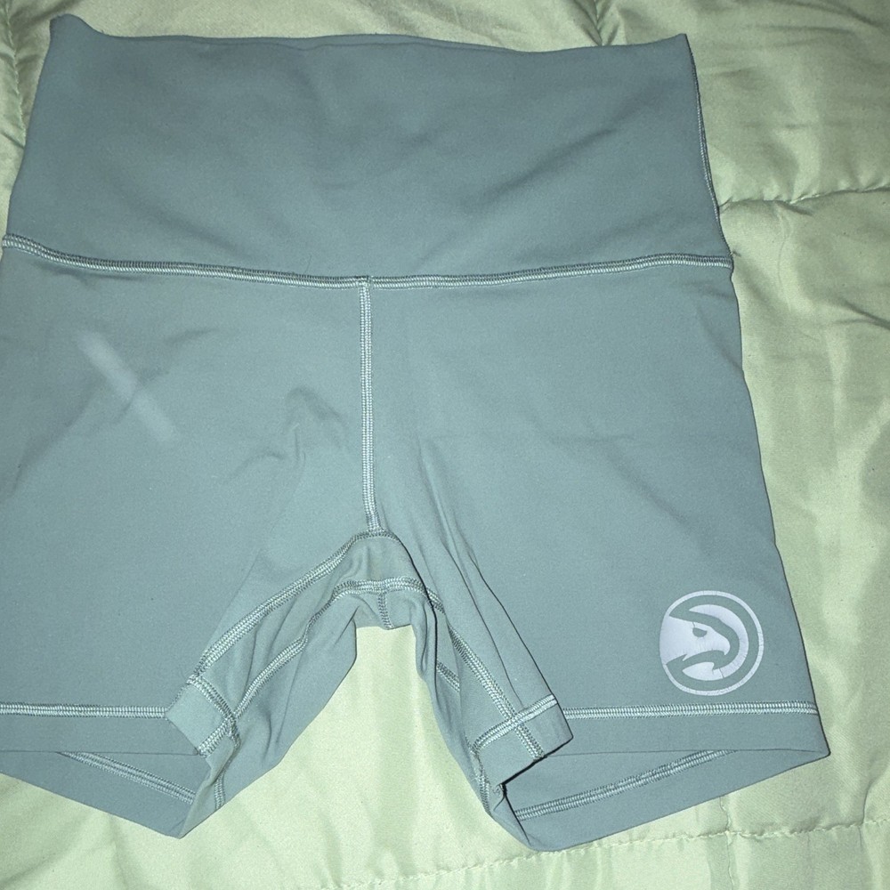 Lululemon Women's Green Athletic Shorts Nylon Spandex for Gym Yoga Running