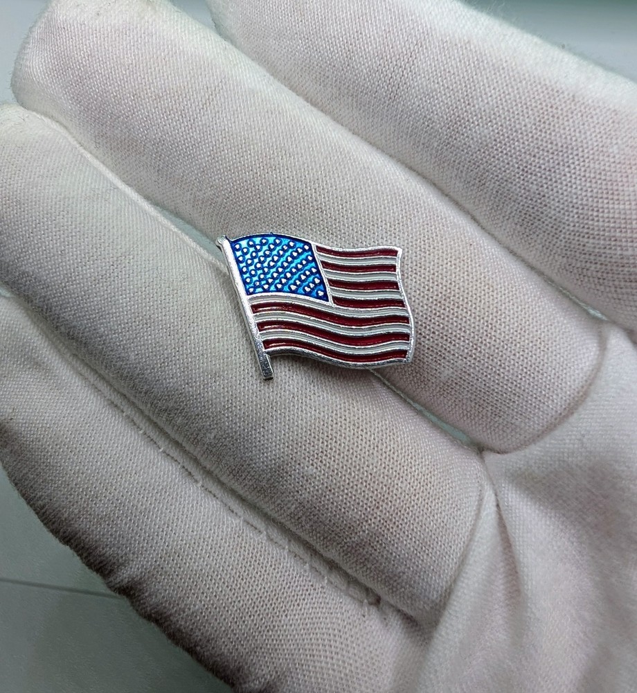 Vintage Disneyland Waving United States USA American Flag Lapel Pin Walt Disney