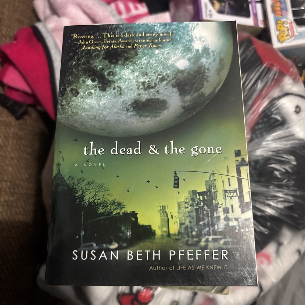 Dead and the Gone by Susan Beth Pfeffer (2010, Trade Paperback)