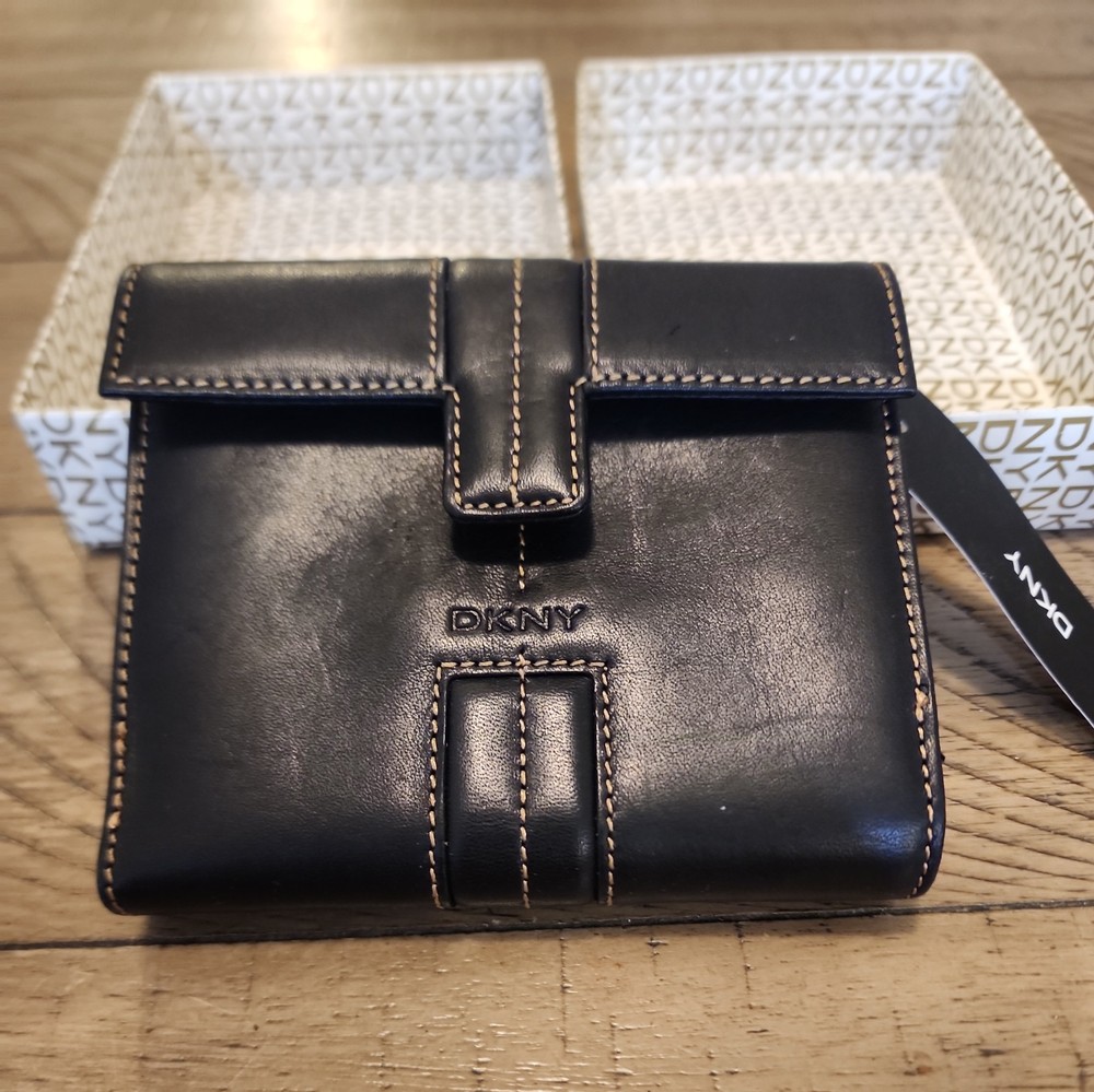 Vintage DKNY Classic Black leather Compact  Bifold