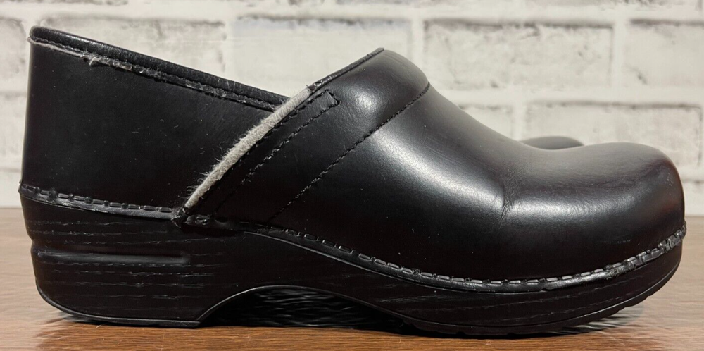 Dansko Womens Slip-On Clogs Size 40 US 10.5 Leather Professional Workwear