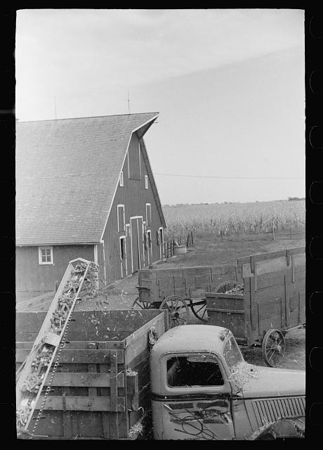Photo:Grundy County Iowa 1939 EverNormal Granary Corn Shelling Truck