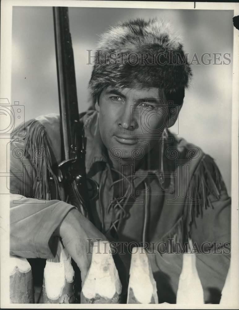 1964 Press Photo Actor Fess Parker holding gun, Daniel Boone, NBC TV series