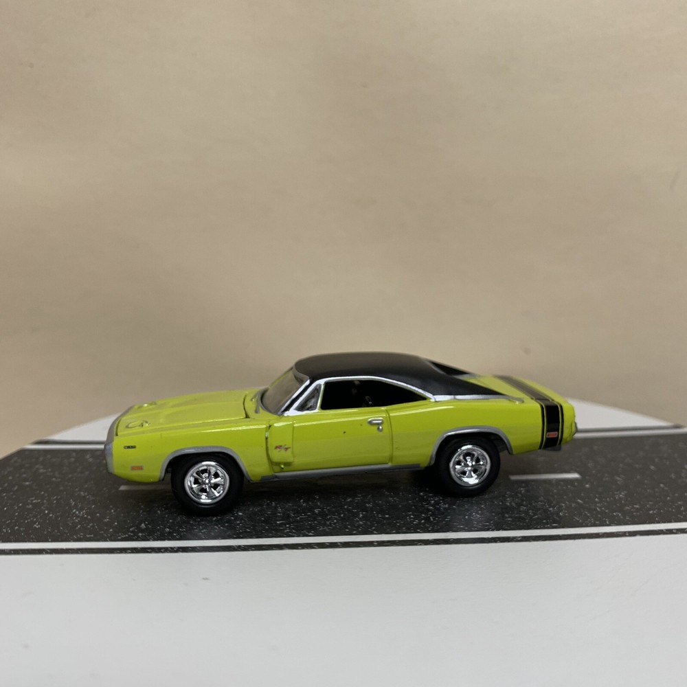 Johnny Lightning Sweet #7 1970 Dodge Charger Hemi Lime Green/Black Roof 1:64 NM