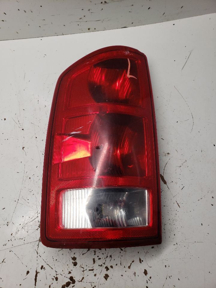 02-06 Dodge 1500 Pickup Left Tail Light Replacement 1336103