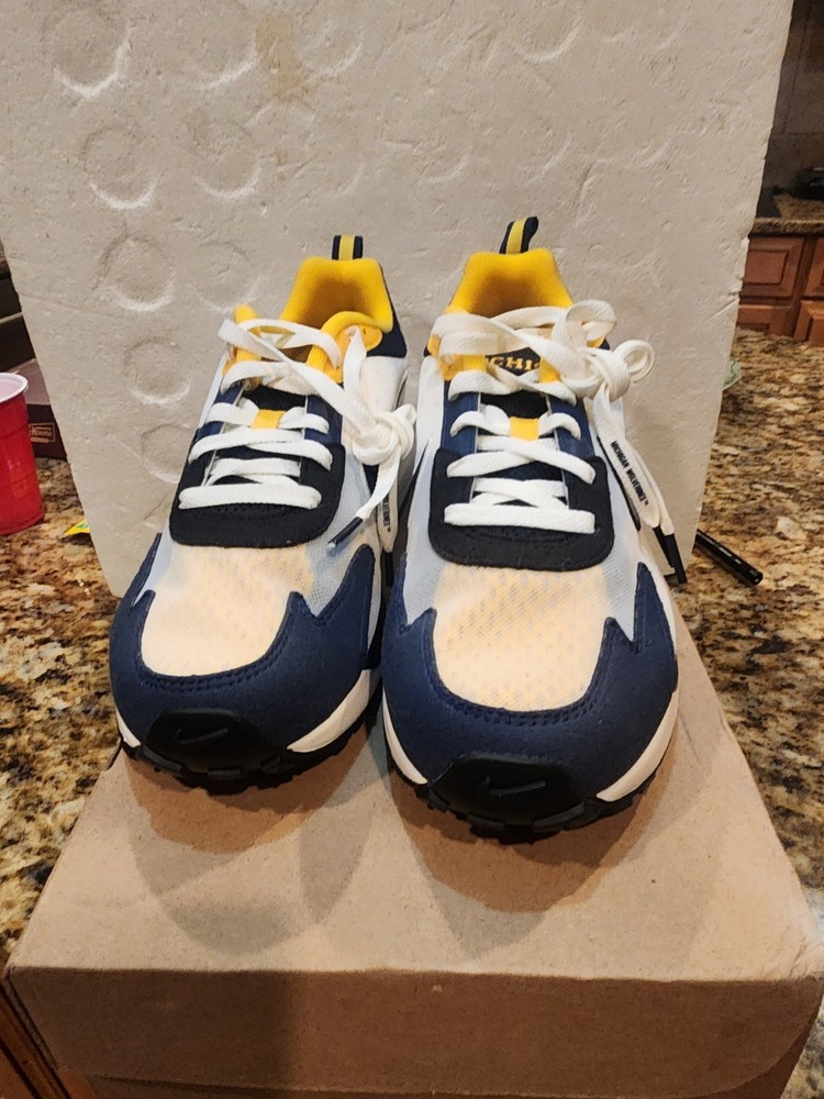 Size 9 - Nike Air Max Solo NCAA Pack - Michigan