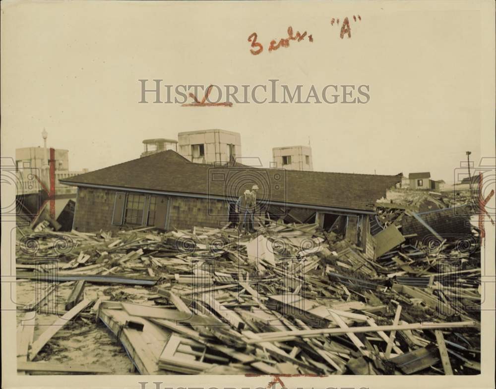 1938 Press Photo Gentlemen searching home leveled by hurricane, New York