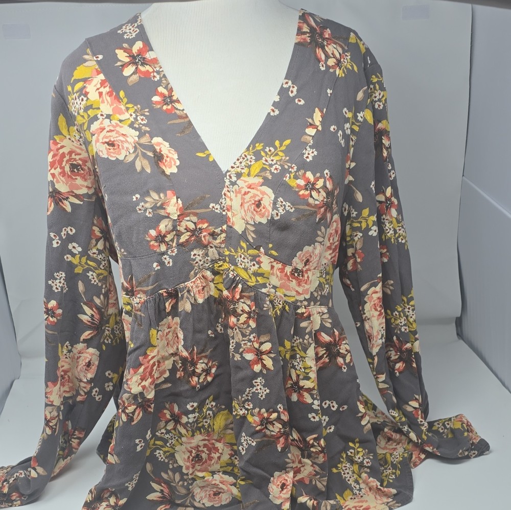Torrid Floral V-Neck Long Sleeve Tunic Blouse Gray Pink Plus Size 00
