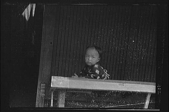 Photo:Japan 1908 Child Portrait in Doorway Arnold Genthe