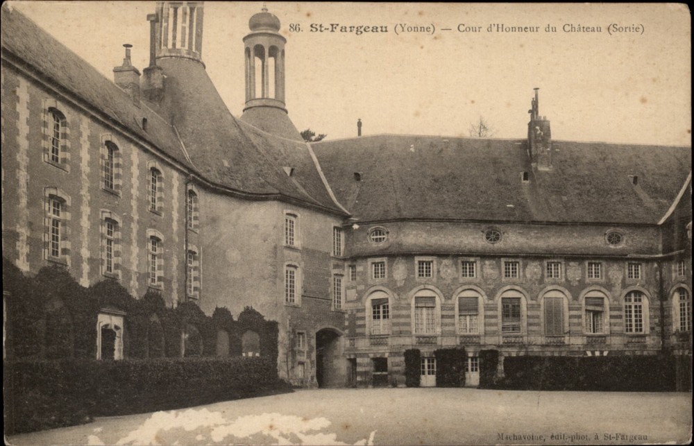 St Fargeu Yonne Cour d Honneur du Chateau St Fargeu vintage postcard v151