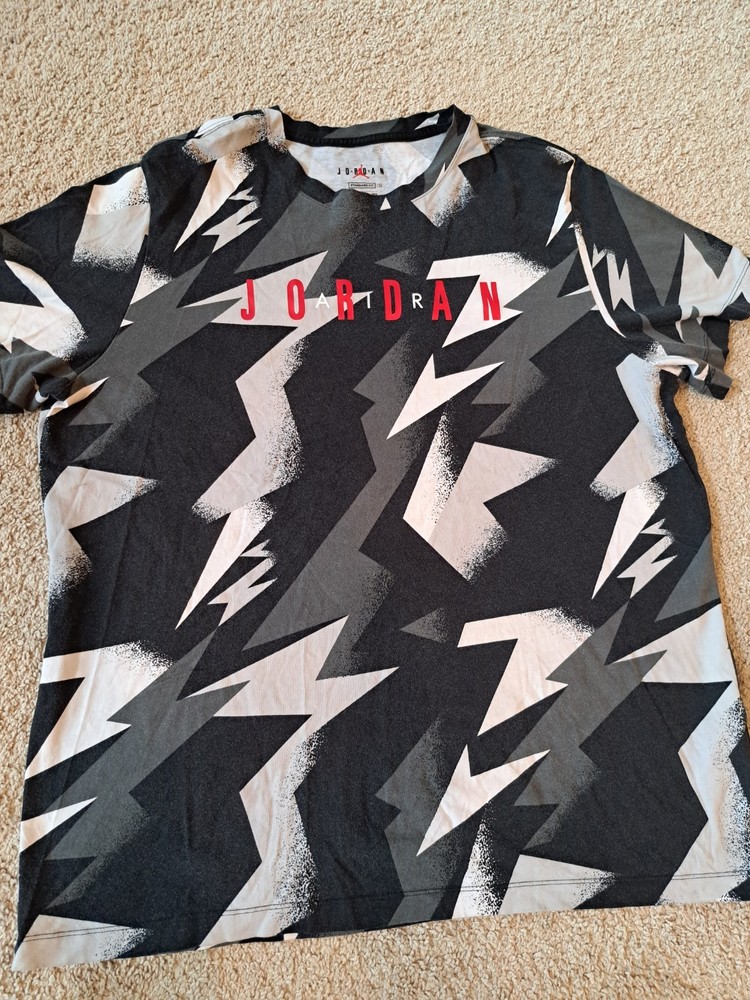 Jordan Standard Fit Men’s T-Shirt XXL Lightning Bolt Allover Graphic Black/Gray