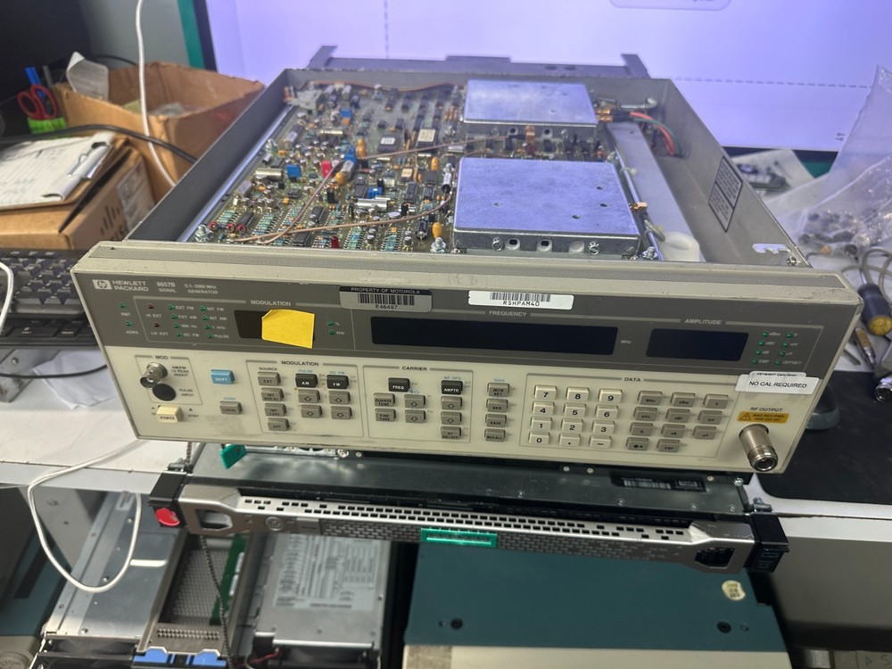 HP Agilent 8657B Signal Generator 0.1-2060MHZ FOR PARTS NO TOP LID
