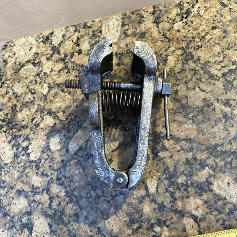 ANTIQUE HAND KIT VISE,SPRING LOADED.CLAMP VISE CAST IRON,V GROOVED JAW