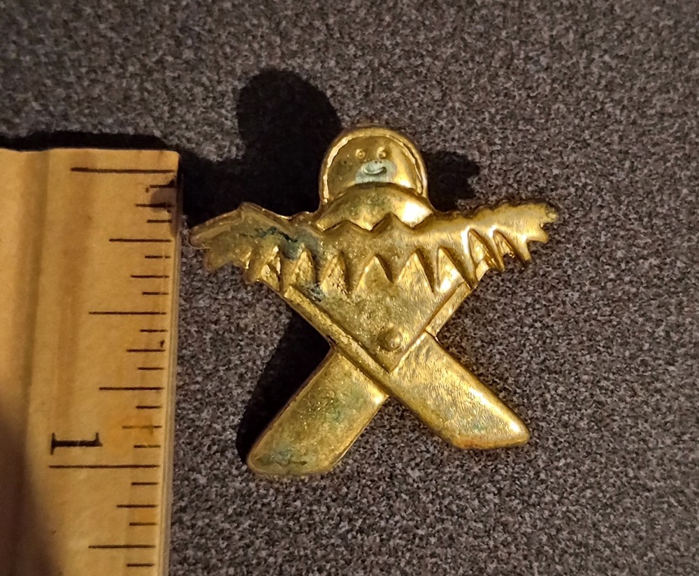 Christmas BABY JESUS IN A MANGER Gold Tone Collectible Vintage Lapel Pin A-4