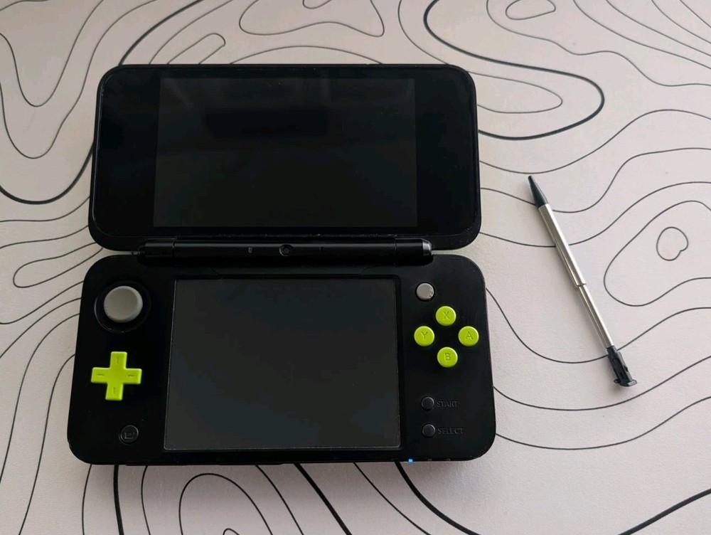Nintendo New 2DS XL Black/Green FOR PARTS OR REPAIR Powers On Blue Light