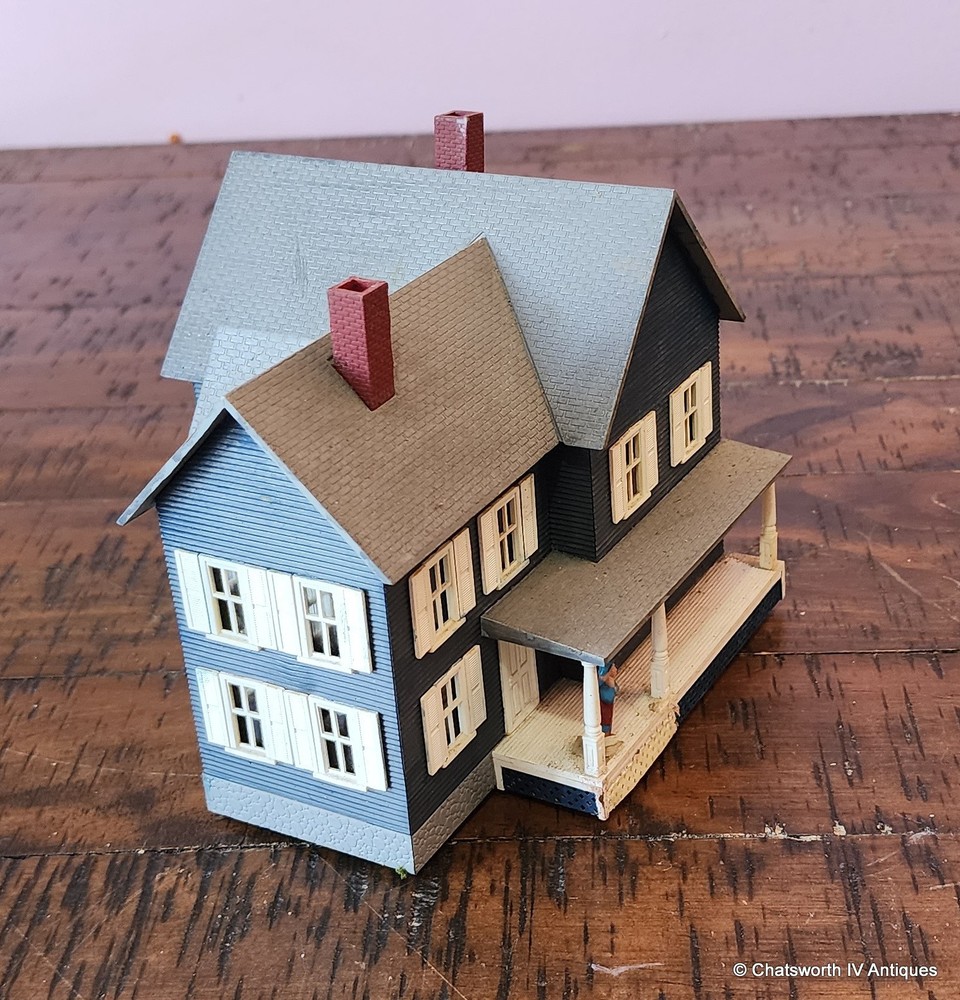 Vintage HO Scale Model Railroad Plastic House Kit  ~ Lighted