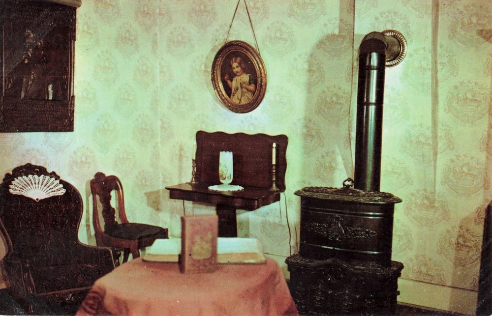 The Parlor in Mark Twain's Boyhood Home - Hannibal Missouri MO - Postcard