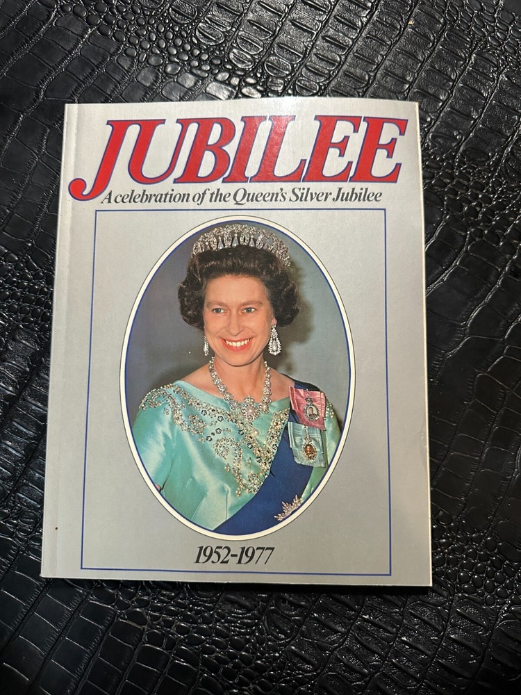 Queen Elizabeth II's silver jubilee book. 1952-1977 - NICE